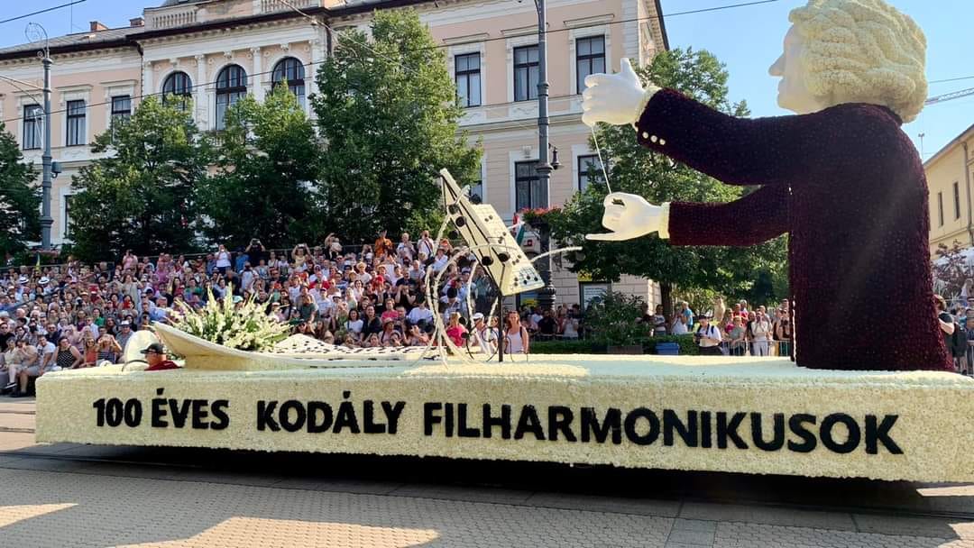 A 100 éves Kodály Filharmonikusok virágkocsival ünnepelt